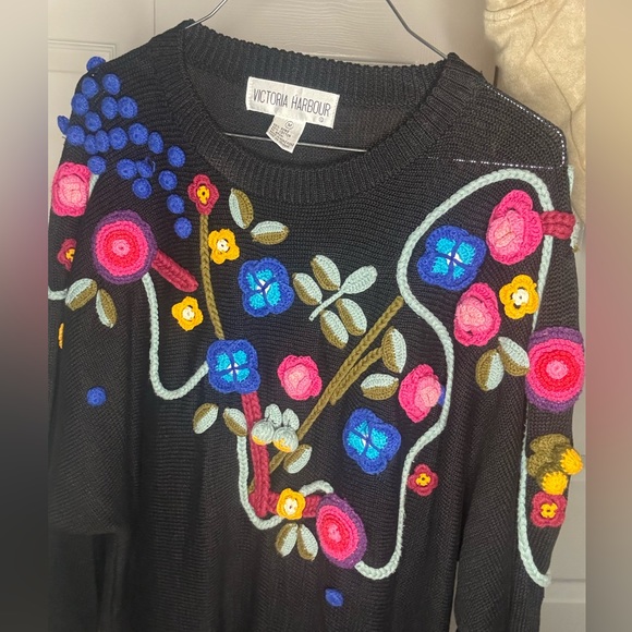 Vintage Victoria Harbor Sweater With Flowers - Picture 4 of 5
